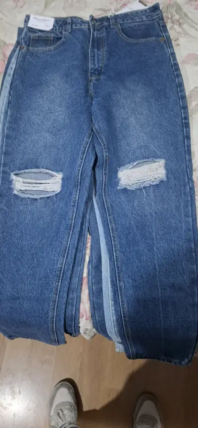 Jeans azules con roturas - miniatura 2