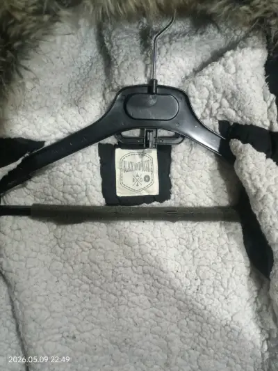 Parka negra con capucha - miniatura 2