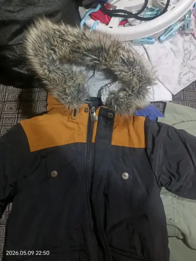 Parka negra con capucha - miniatura 3