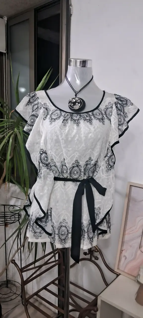 Blusa blanca con encaje negro