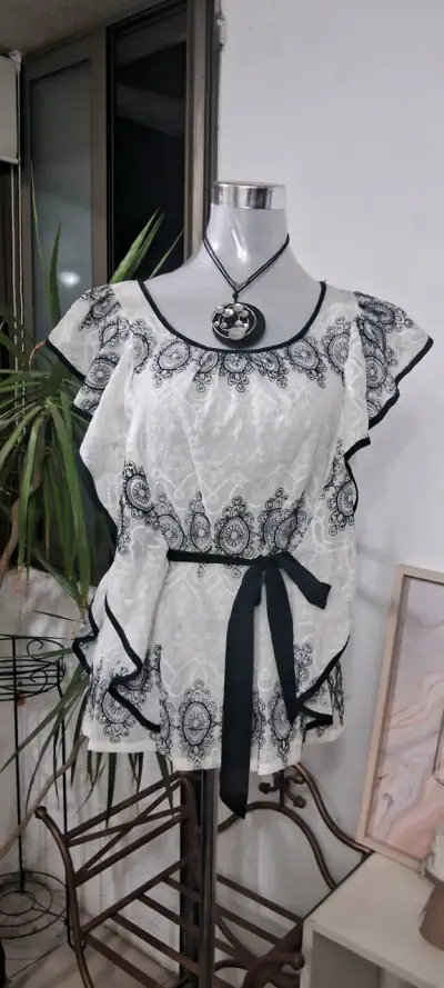 Blusa blanca con encaje negro - miniatura 1