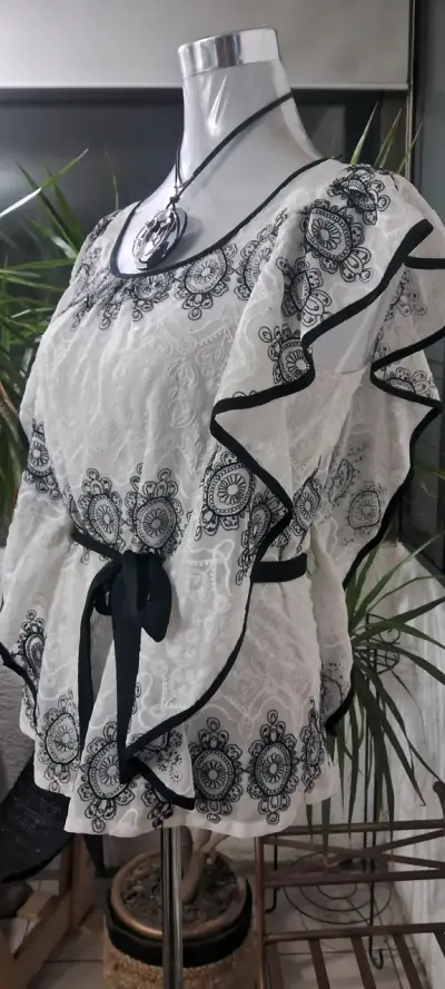 Blusa blanca con encaje negro - miniatura 2