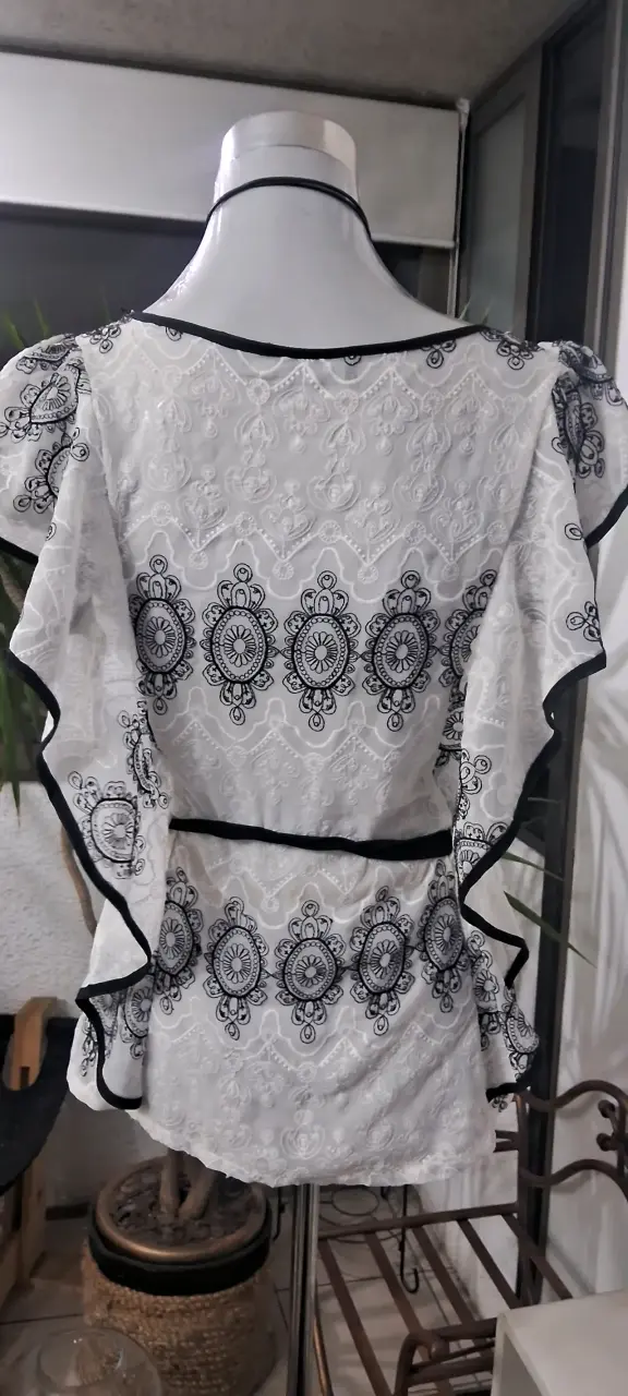 Blusa blanca con encaje negro - 3
