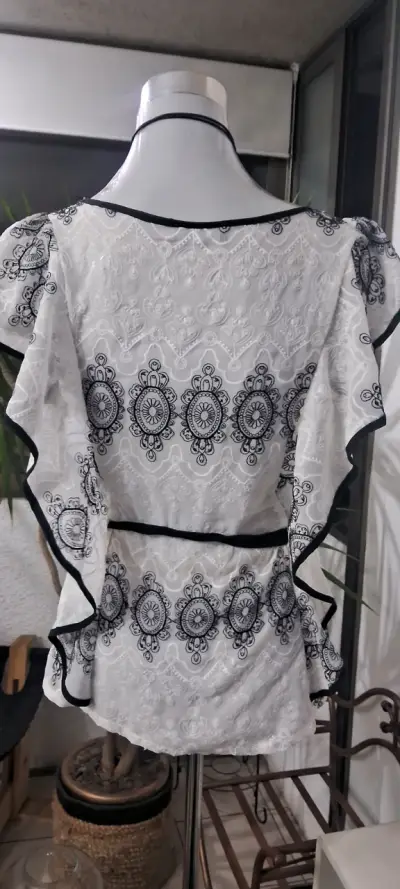 Blusa blanca con encaje negro - miniatura 3