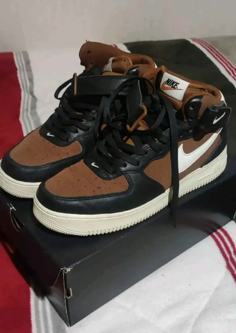 Zapatillas deportivas Nike negras y marrones - 1