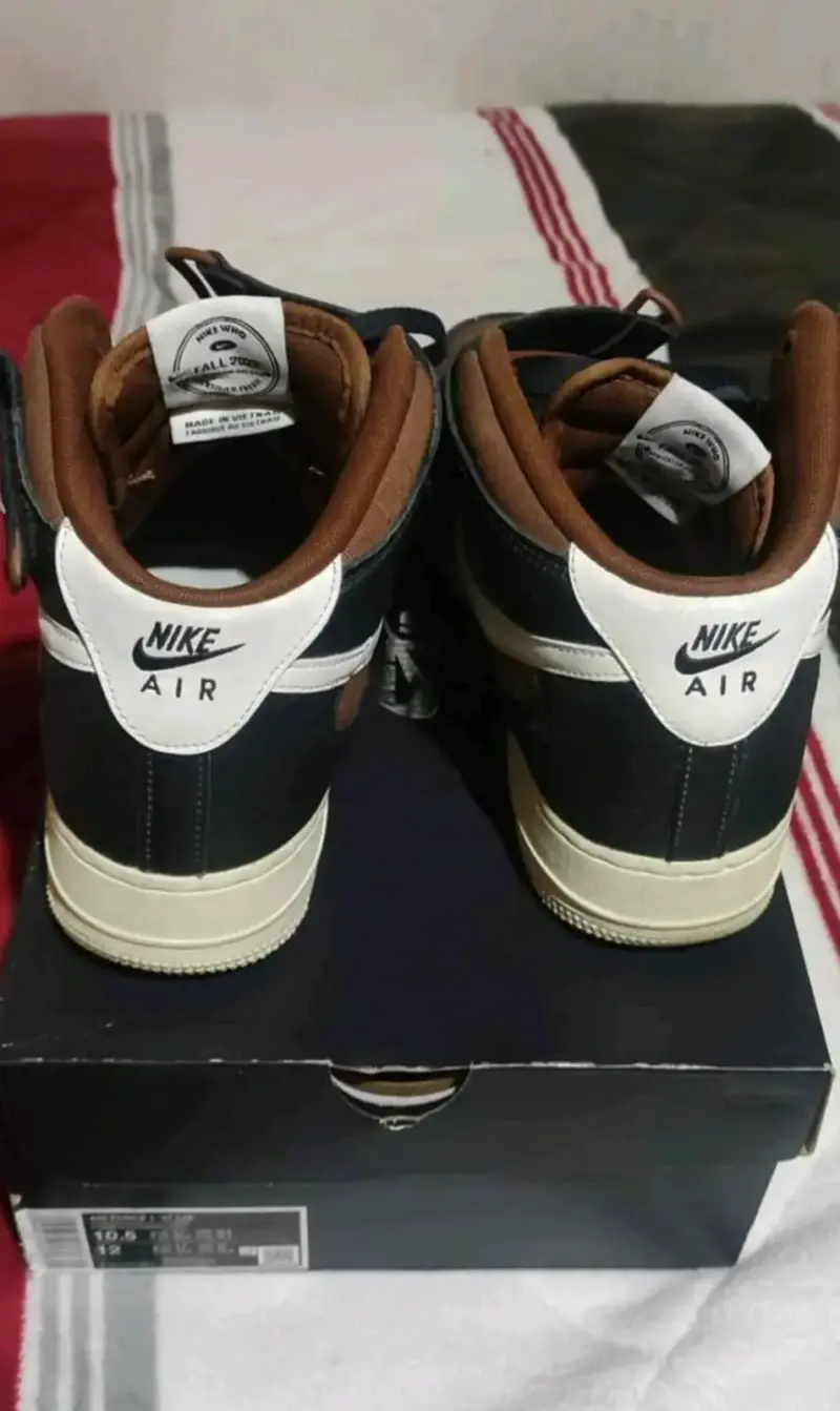 Zapatillas deportivas Nike negras y marrones - 2