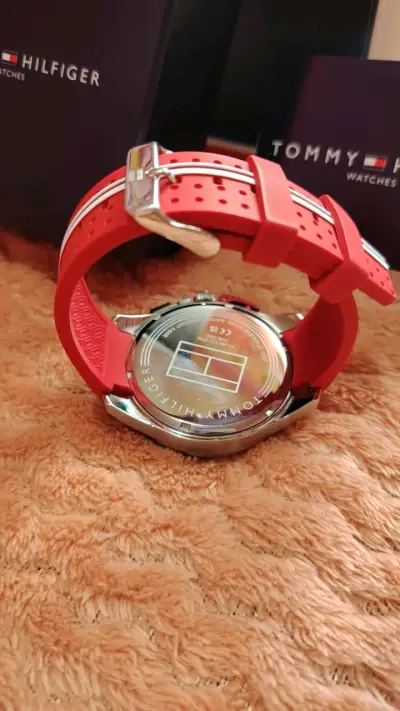 Reloj Tommy Hilfiger rojo nuevo - miniatura 2