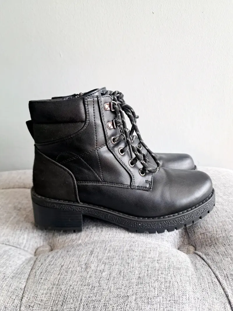 Botines negros de cuero
