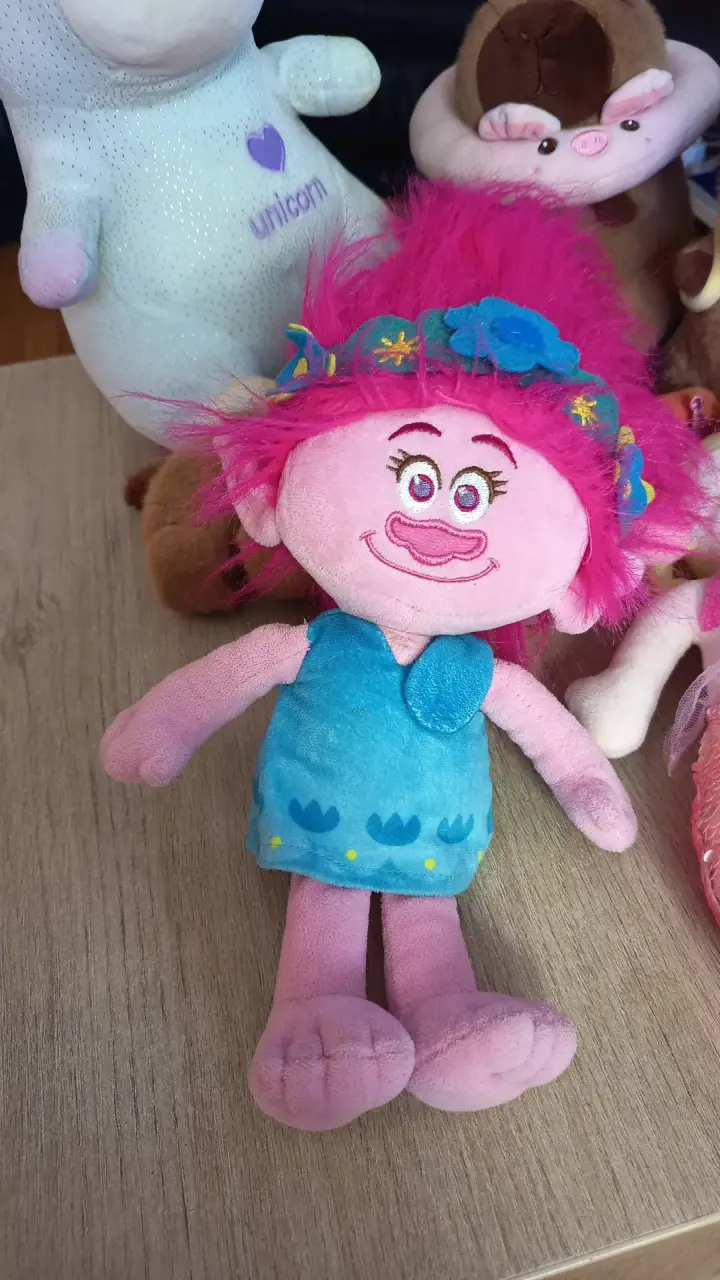 Muñeca de felpa rosada