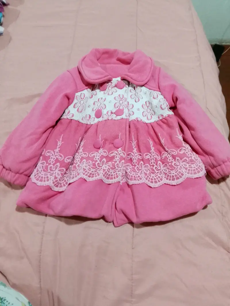 Abrigo infantil rosa con encaje