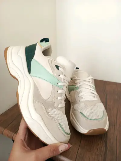 Zapatillas deportivas blancas y verdes - miniatura 1