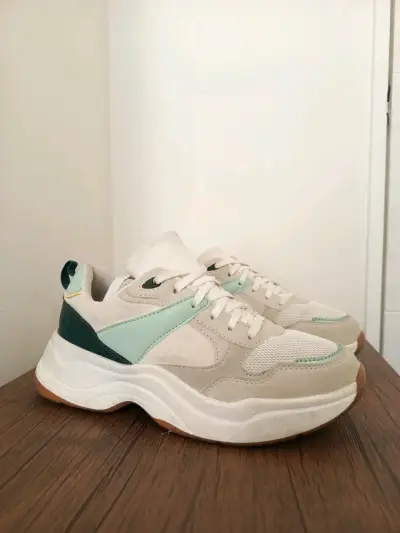 Zapatillas deportivas blancas y verdes - miniatura 2