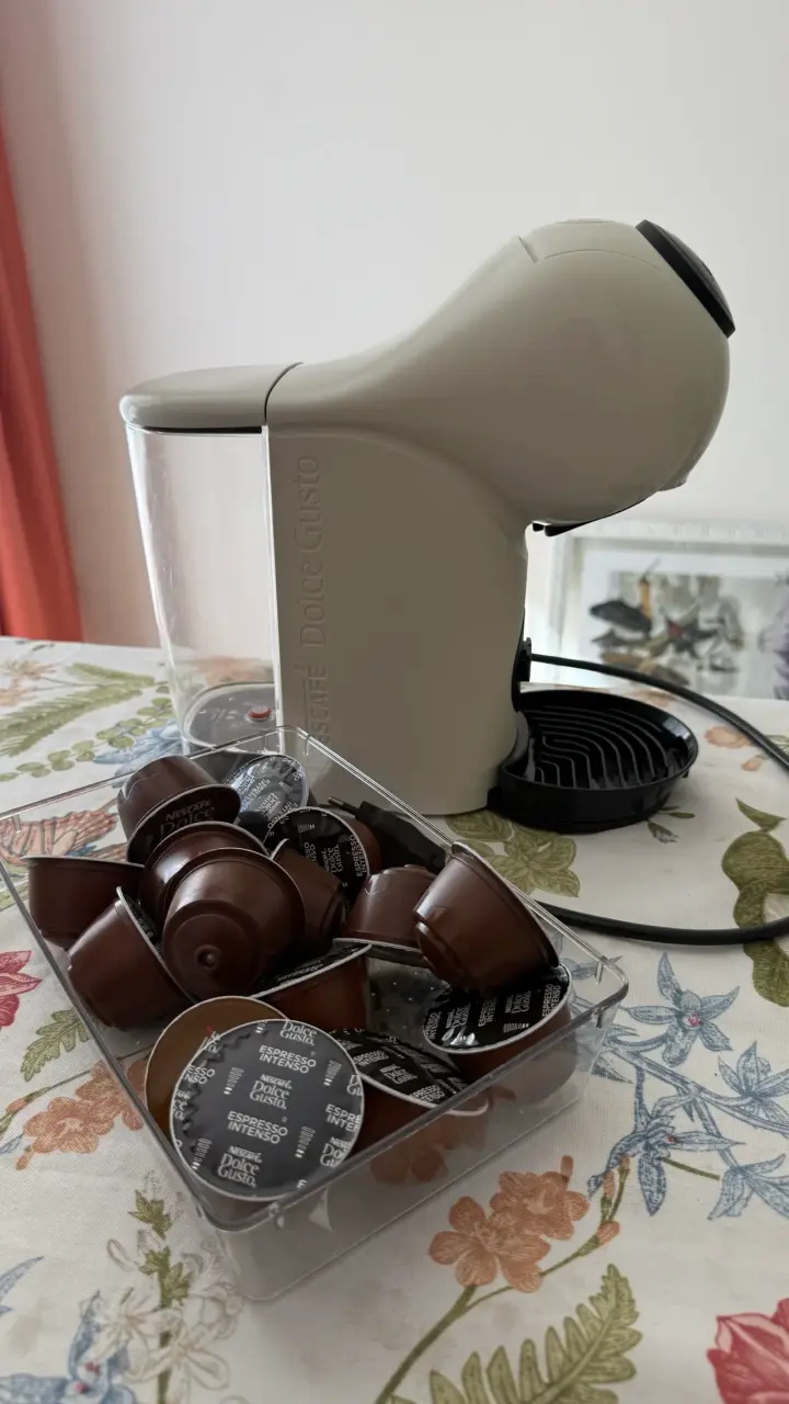 Cafetera Dolce Gusto blanca