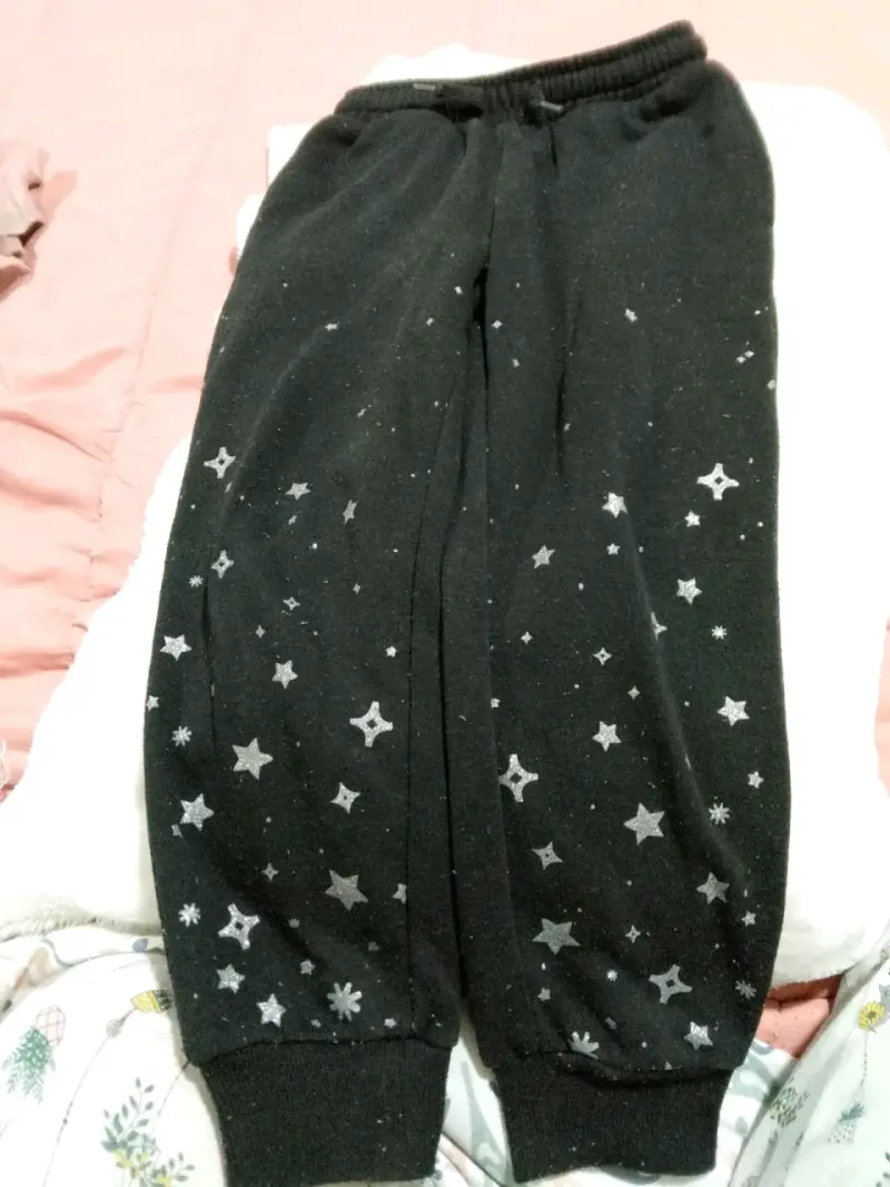Pantalón deportivo negro con estrellas