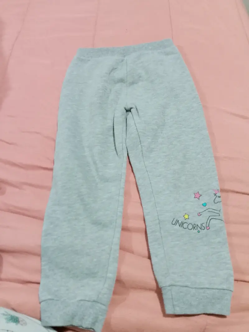 Pantalón infantil gris con unicornio