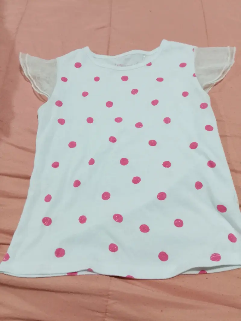 Polera blanca con lunares rosados