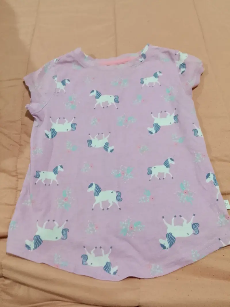 Polera infantil lila con unicornios