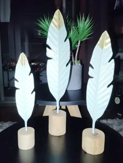 Decoración de plumas doradas - miniatura 1