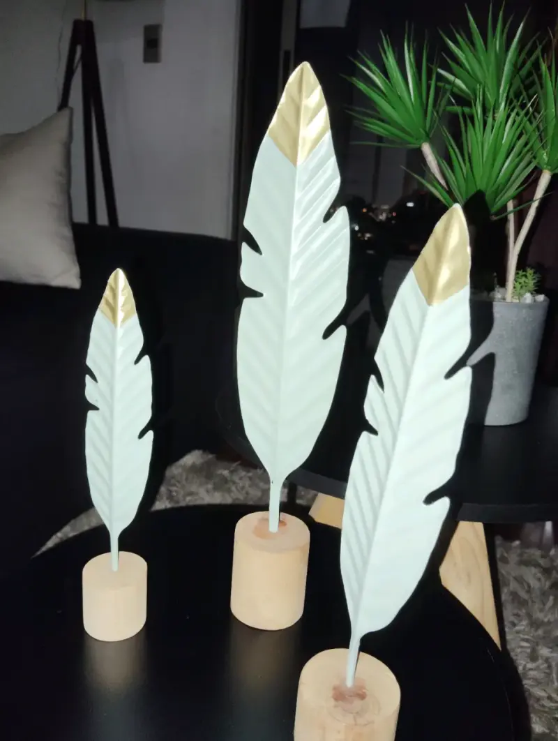 Decoración de plumas doradas - 2