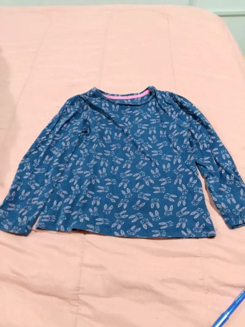 Polera infantil azul con conejos