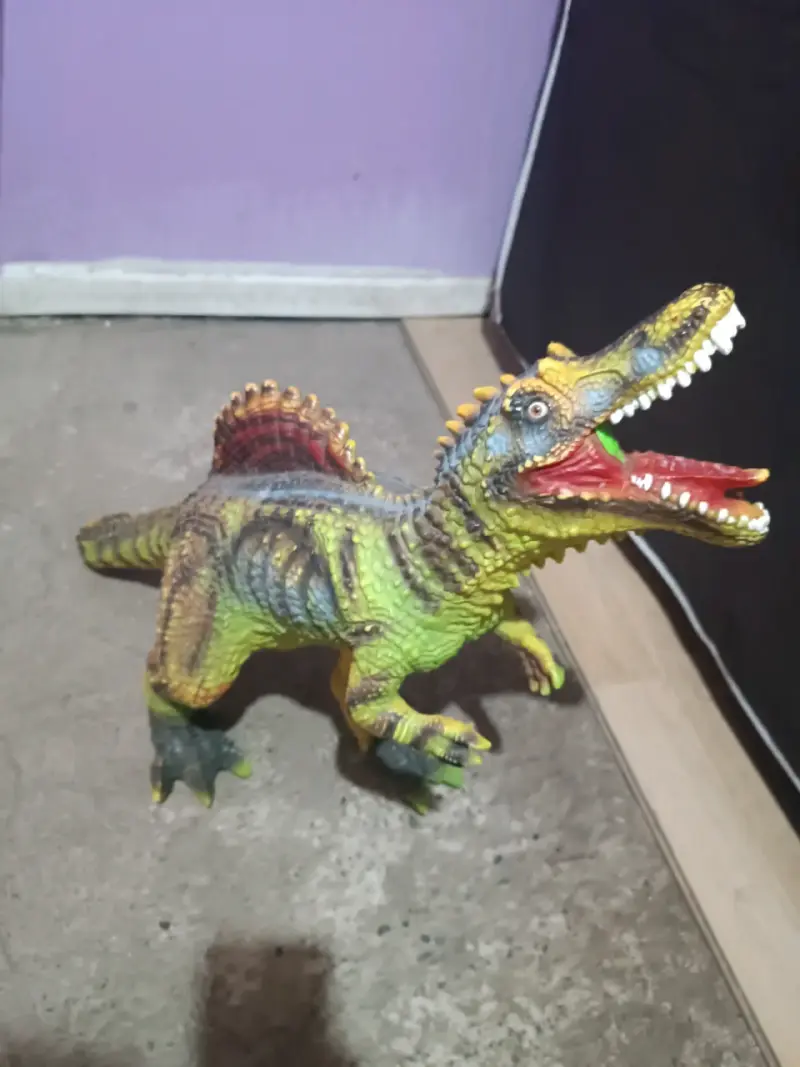 Juguete dinosaurio grande