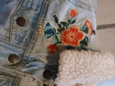 Chaqueta de mezclilla con bordado floral - miniatura 2