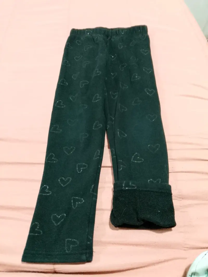 Pantalón infantil negro con corazones