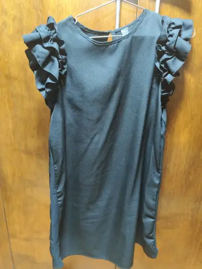 Vestido negro con vuelos - miniatura 1