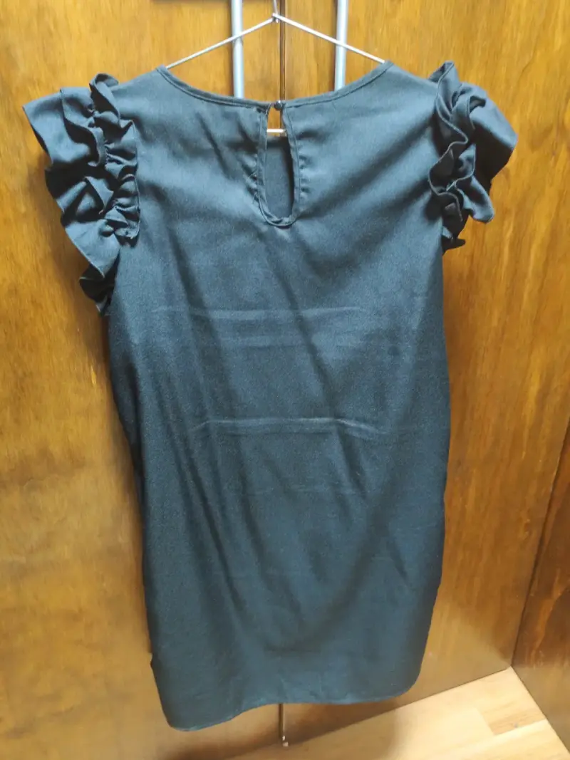 Vestido negro con vuelos - 2
