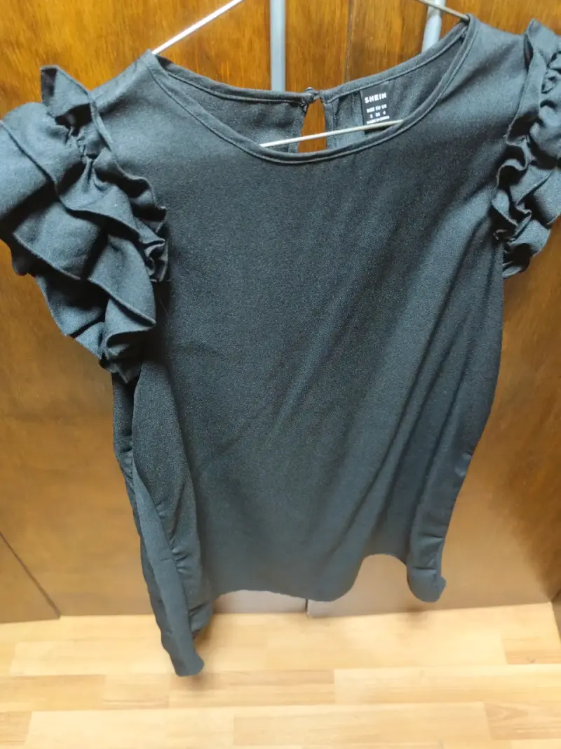Vestido negro con vuelos - 3