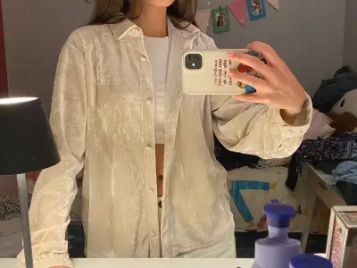 Camisa beige de terciopelo - miniatura 2