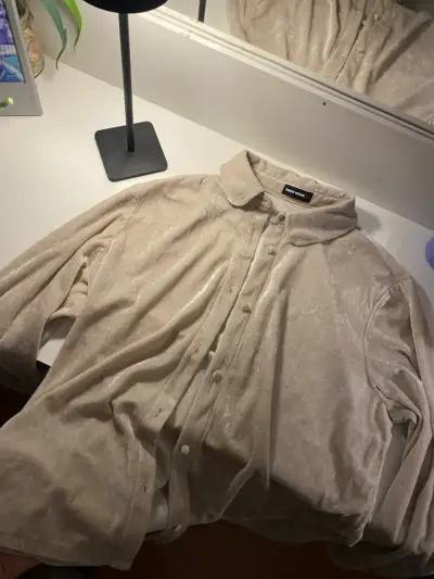 Camisa beige de terciopelo - miniatura 3