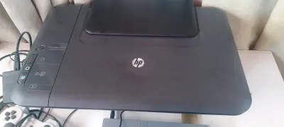 Impresora HP Deskjet 2050 usada - miniatura 1