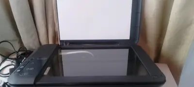 Impresora HP Deskjet 2050 usada - miniatura 2
