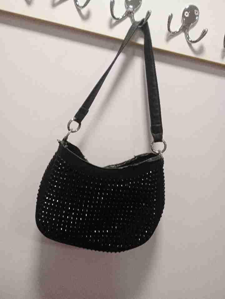 Cartera negra con pedrería