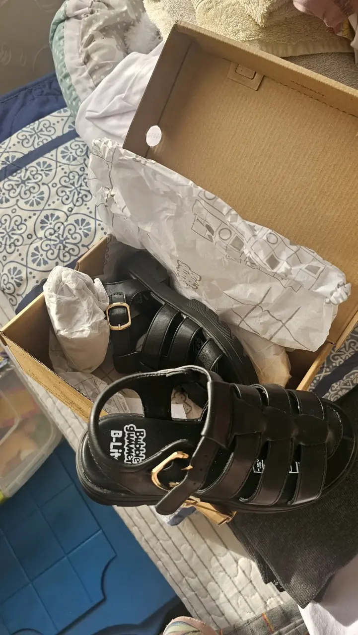 Sandalias negras con hebilla - 1