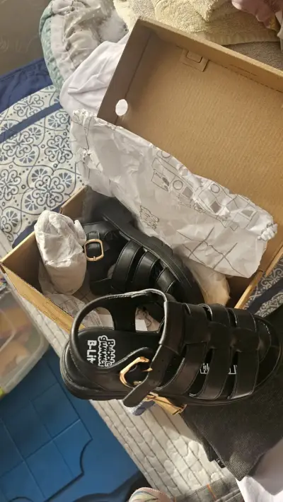 Sandalias negras con hebilla - miniatura 1