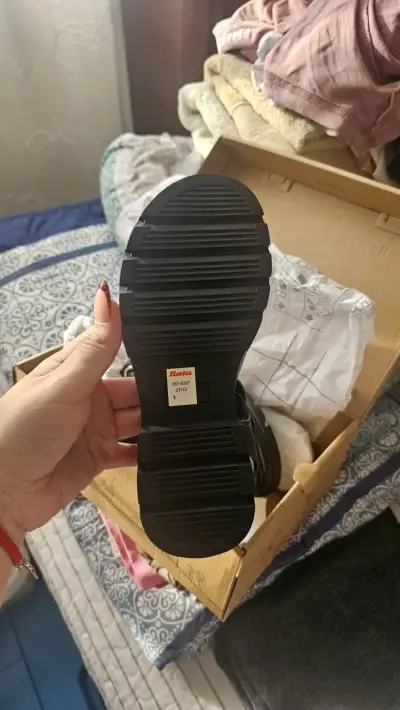 Sandalias negras con hebilla - miniatura 2