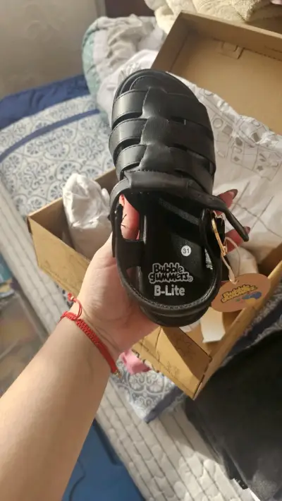 Sandalias negras con hebilla - miniatura 3