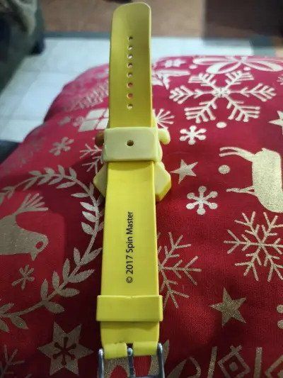 Reloj digital infantil amarillo - miniatura 3