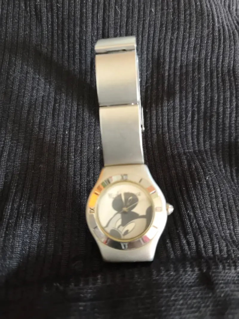Reloj metálico con diseño animado - 1