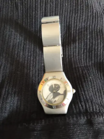 Reloj metálico con diseño animado - miniatura 1
