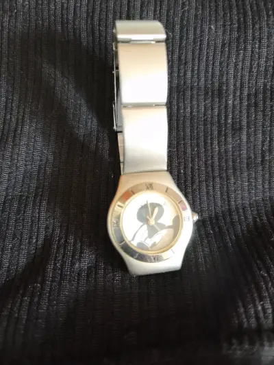 Reloj metálico con diseño animado - miniatura 2