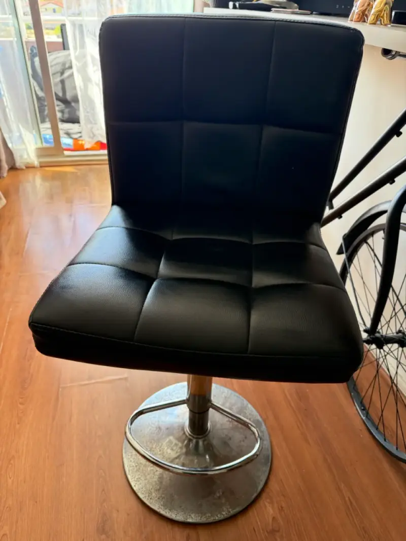 Silla giratoria negra - 1