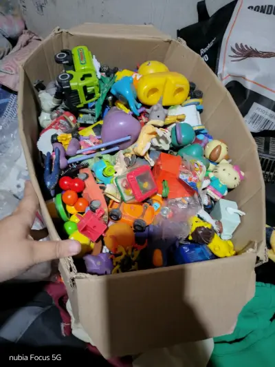 Caja de juguetes mixtos - miniatura 1