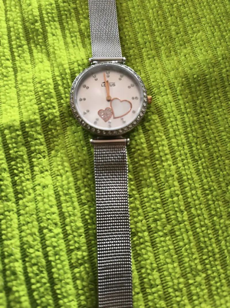 Reloj plateado con corazón - 1