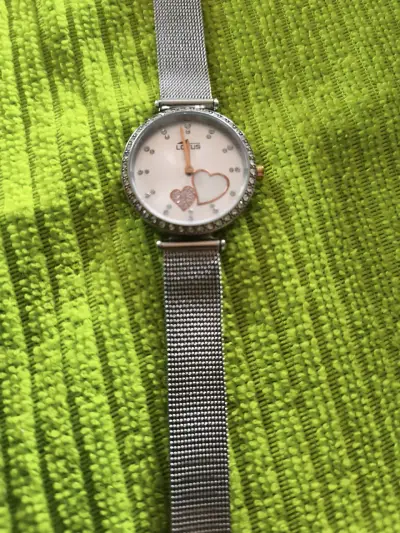 Reloj plateado con corazón - miniatura 1