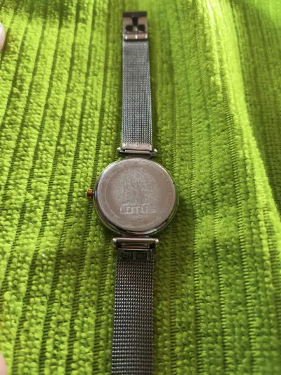 Reloj plateado con corazón - miniatura 4