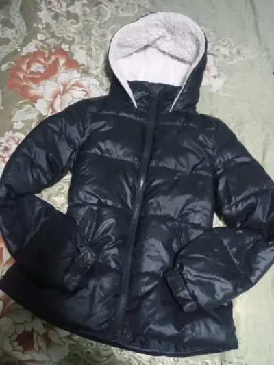 Chaqueta acolchada negra con capucha - miniatura 1