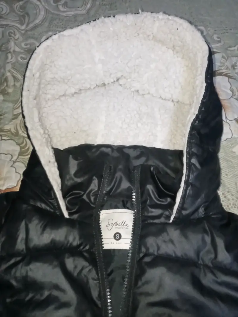 Chaqueta acolchada negra con capucha - 2